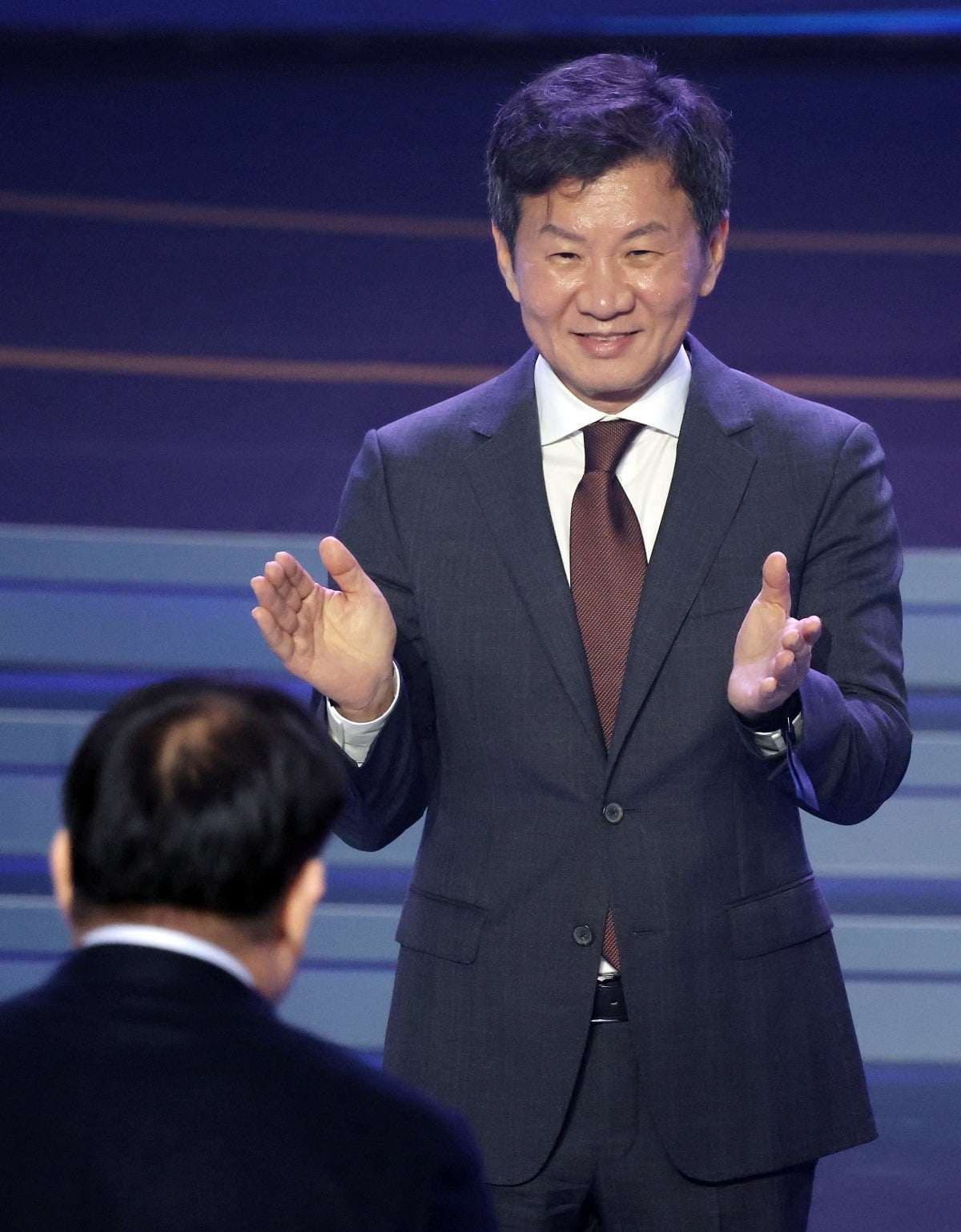 公开嘲讽？金球奖颁奖典礼官方直播疑似丑化维尼修斯和姆巴佩