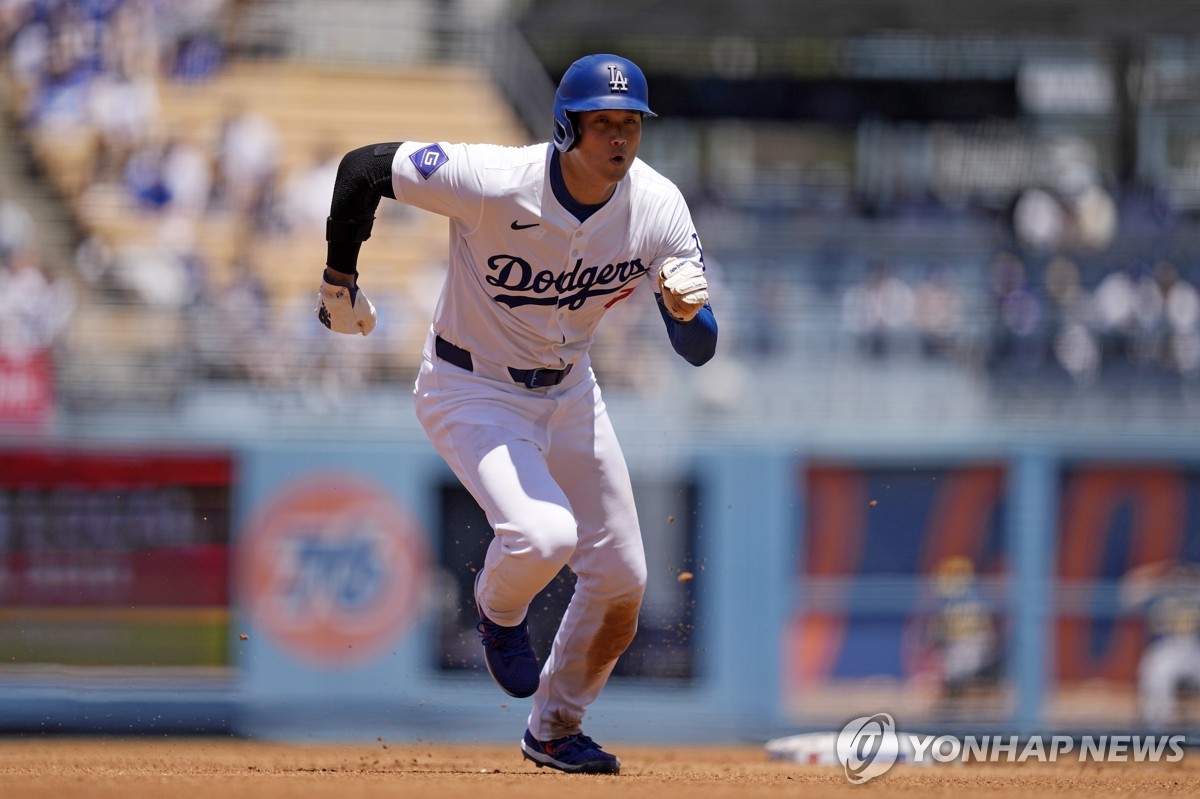 【欧冠集锦】莱万双响达成欧冠100球成就，巴萨3-0布雷斯特