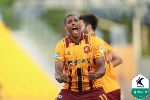 维拉vs尤文半场数据：射门8-4射正1-1，禁区内触球15-3