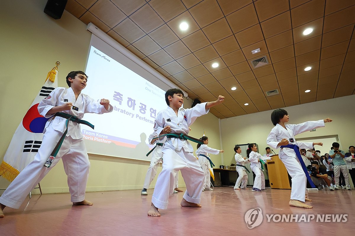 拜仁2025/26赛季主场球衣谍照：传统红白配色，搭配M字渐变